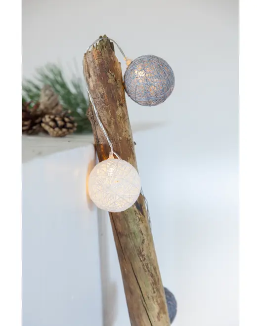 Ljusslinga med dekorativa bollar i vitt och blått trådnät, passar för inomhusbruk och skapar en mysig, festlig stämning i hemmet.