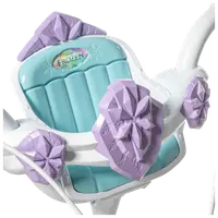 Disney Frost-inspirerad barnstol med ljusblå dyna, vit ram och lila snöflingedekor. Frost-logga på ryggstödet. Passar till trehjulingar eller leksaksfordon.