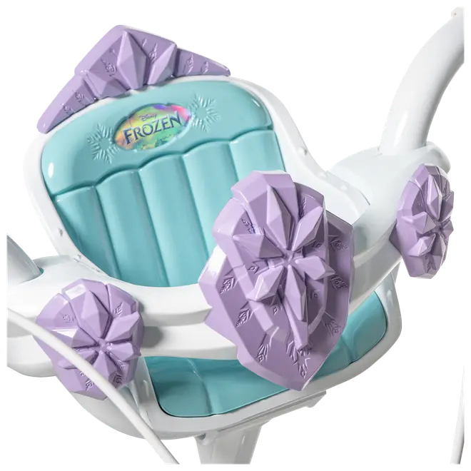 Disney Frost-inspirerad barnstol med ljusblå dyna, vit ram och lila snöflingedekor. Frost-logga på ryggstödet. Passar till trehjulingar eller leksaksfordon.