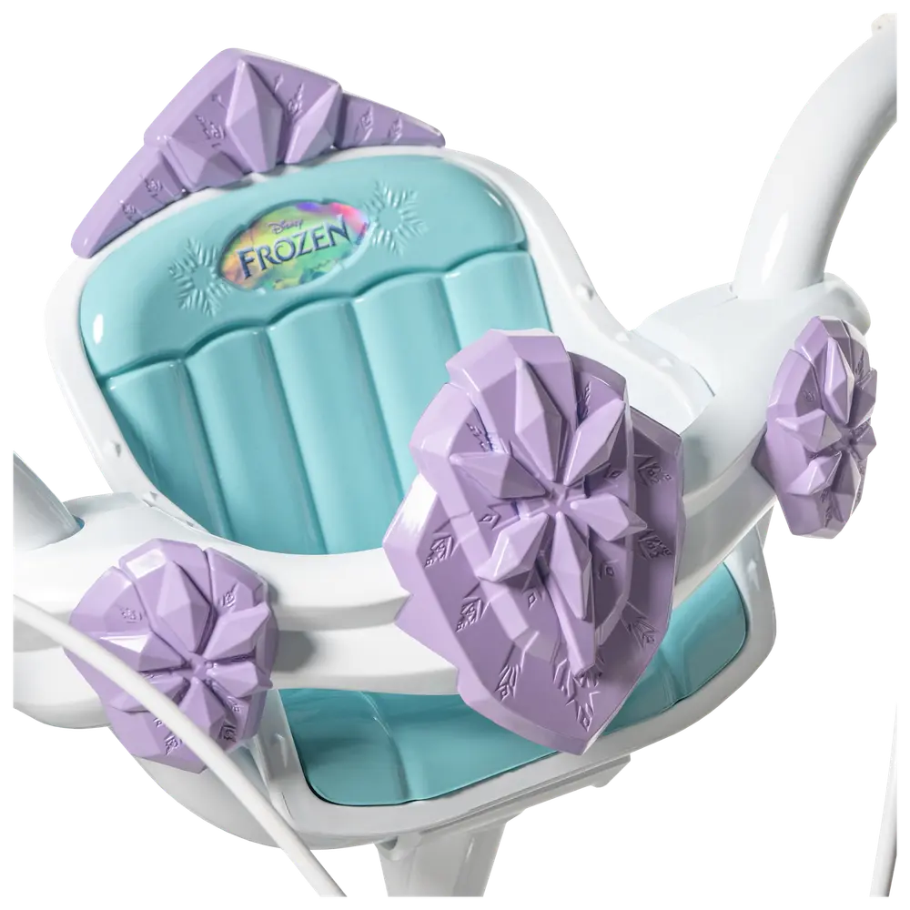 Disney Frost-inspirerad barnstol med ljusblå dyna, vit ram och lila snöflingedekor. Frost-logga på ryggstödet. Passar till trehjulingar eller leksaksfordon.