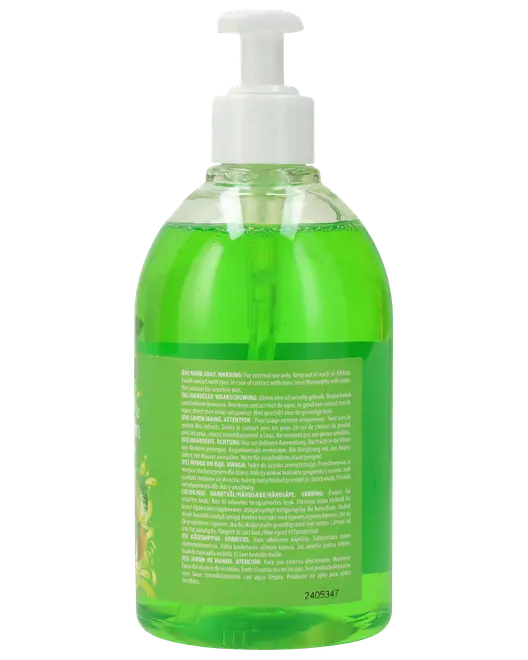 Genomskinlig plastflaska med pump, fylld med grön flytande tvål. Baksidan har etikett med produktinformation och varningar på flera språk. Vit pump upptill.