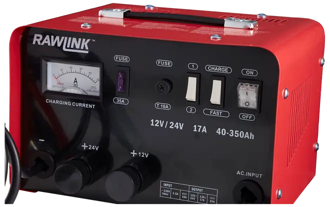 RAWLINK batterioplader i rød og sort med analog ampermeter, flere kontakter, sikringer, 12V/24V udgang, 17A, 40-350Ah, bærehåndtag og tydeligt markerede tilslutninger.