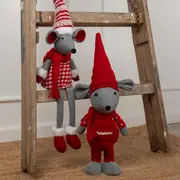 Set med två mjuka julmöss, klädda i rödvita festkläder med mössor och halsdukar, mjuka grå kroppar, stora öron och detaljerade vinteraccessoarer.