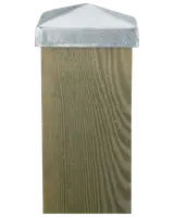 Kvadratisk trästolpe till staket med silverfärgad metallhätta. Tryckimpregnerat trä med synlig ådring, hatt i pyramidform för väderskydd och hållbarhet utomhus.