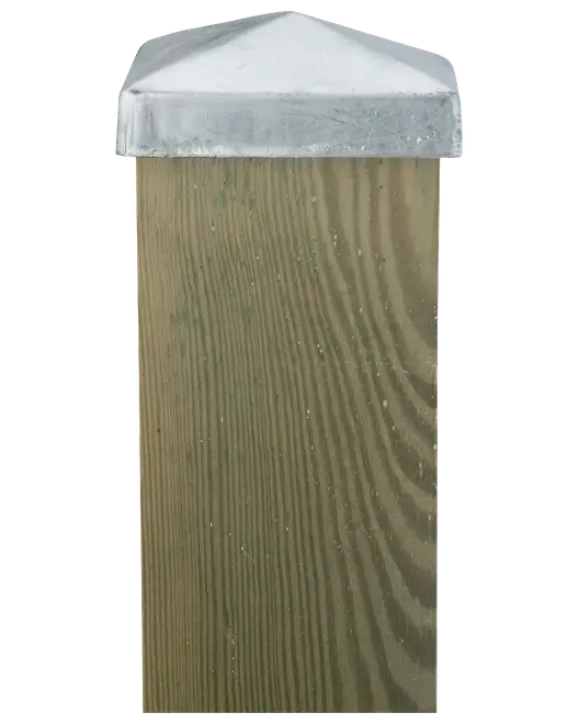 Kvadratisk trästolpe till staket med silverfärgad metallhätta. Tryckimpregnerat trä med synlig ådring, hatt i pyramidform för väderskydd och hållbarhet utomhus.