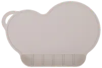 Skyformet dækkeserviet i lysegrå silikone med forhøjet kant og opdelt sektion nederst til mad, perfekt til børnemåltider og nem at rengøre.