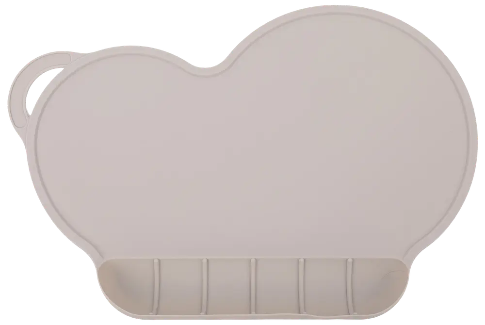 Skyformet dækkeserviet i lysegrå silikone med forhøjet kant og opdelt sektion nederst til mad, perfekt til børnemåltider og nem at rengøre.