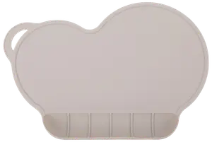 Skyformet dækkeserviet i lysegrå silikone med forhøjet kant og opdelt sektion nederst til mad, perfekt til børnemåltider og nem at rengøre.