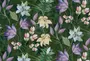 Mørkegrøn blomsterbaggrund med lilla, lyserøde, gule og hvide liljer, knopper og bladgrene.