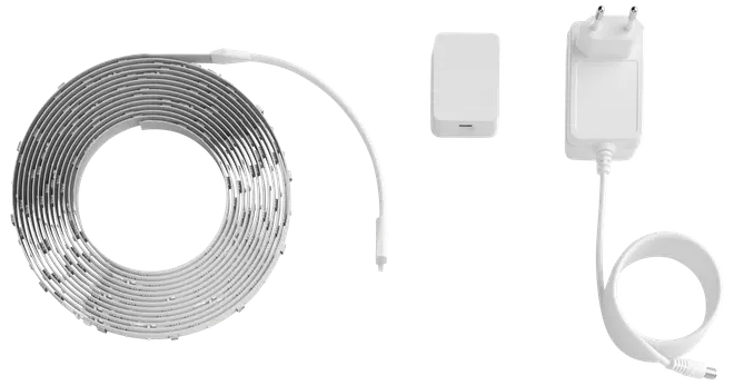 Smart LED-lysbåndssæt med lang fleksibel strip, kontrolmodul og strømforsyning. Velegnet til tilpasset belysning, nem installation og app- eller stemmestyring.