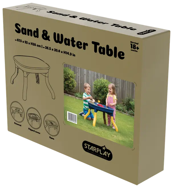Sand- og vandbord til børn med blå top, gule og brune ben, egnet til 18+ måneder. Inkluderer låg, kan bruges udendørs. Mål: 67,5x52x38 cm.