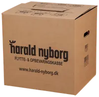 Brun papkasse til flytning og opbevaring med sort trykt logo, hjemmeside og bærehåndtag i siderne. Solid konstruktion, velegnet til pakning, flytning eller opbevaring.
