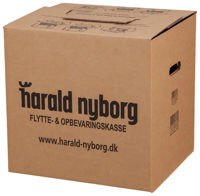 Brun papkasse til flytning og opbevaring med sort trykt logo, hjemmeside og bærehåndtag i siderne. Solid konstruktion, velegnet til pakning, flytning eller opbevaring.