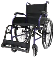 Lättvikts rullstol med svart sits och ryggstöd, stora bakhjul, små framhjul, vadderade armstöd och fällbara fotstöd. Passar för inomhus- och utomhusbruk.