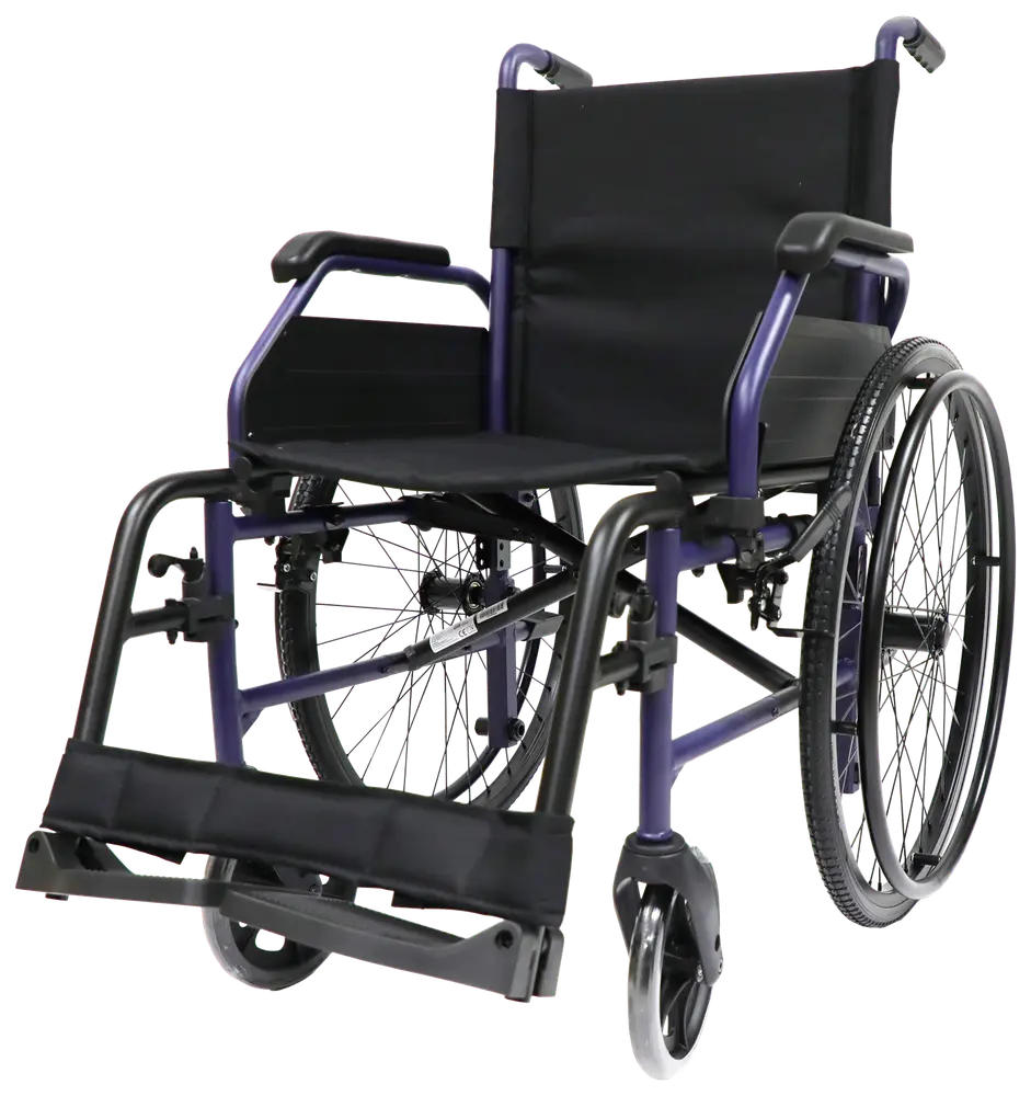 Lättvikts rullstol med svart sits och ryggstöd, stora bakhjul, små framhjul, vadderade armstöd och fällbara fotstöd. Passar för inomhus- och utomhusbruk.