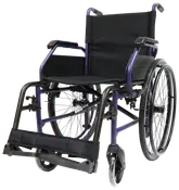Letvægts manuel kørestol med sort sæde og ryg, store baghjul, små forhjul, polstrede armlæn og foldbare fodstøtter. Velegnet til mobilitet indendørs og udendørs.