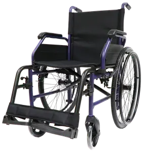 Lättvikts rullstol med svart sits och ryggstöd, stora bakhjul, små framhjul, vadderade armstöd och fällbara fotstöd. Passar för inomhus- och utomhusbruk.