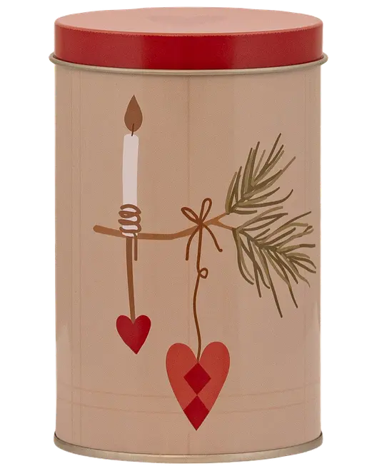 Rund metaldåse med rødt låg, beige krop og julemotiv med lys, grangren og røde hjerter. Perfekt til opbevaring af småkager eller julegodter.