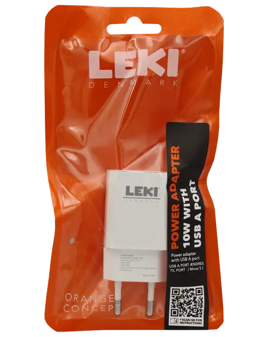 Hvid 10W strømadapter med USB-A port, europæisk stik, pakket i orange LEKI Denmark pose. Indeholder QR-kode til instruktioner. Velegnet til opladning af USB-enheder.