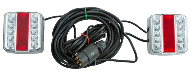 Par firkantede LED-trailerlygter med røde centerlinser og klare yder-LED'er, forbundet med et opkveilet sort kabel og stik.