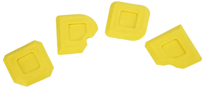 Fyra gula hörnskydd i plast med fyrkantiga urtag, avsedda för möbelhörn för barns säkerhet och stötskydd. Tydlig färg och enkel montering.