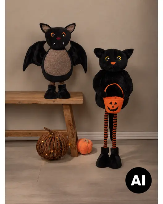 Halloween-mjukisfladdermus och svart katt som stående dekorationer med randiga ben, orange pumpakorg och svarta stövlar. - Billedet er skabt med AI