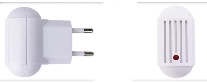 Hvid elektronisk skadedyrsbekæmper med europæisk stik, lodret ventileret front og rød indikatorlampe. Kompakt design til stikkontakter. Bruges til at afskrække insekter og gnavere indendørs.