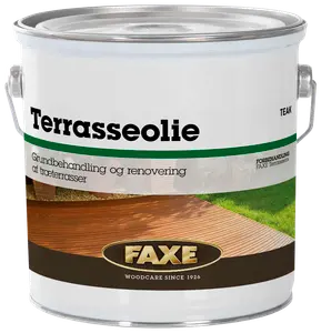 Stor metalspand med Faxe terrasseolie, teak farve, til grundbehandling og renovering af træterrasser. Med solide håndtag og tydelig mærkning for nem brug.
