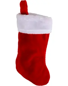 Klassisk julstrumpa i mjukt rött tyg med vit plyschkant och hängögla, perfekt för dekoration eller julklappar. Cirka 40 cm lång.
