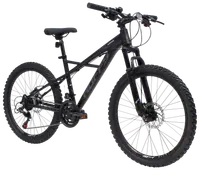 Svart mountainbike med framdämpning, skivbromsar, grova däck och robust ram. Utrustad med rakt styre, justerbar sadel och flera växlar för terrängcykling.