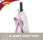 Sort metal vægkrog med to arme, monteret med klæb. Kan bære op til 1,8 kg. Viser ophængt lyserødt tøj og hvid sovemaske. Command Brand fra 3M.