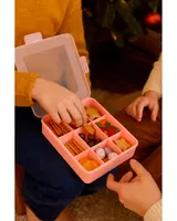 Rosa plastlåda för snacks med åtta fack, innehåller kex, kakor, godis och nötter. Transparent lock medföljer för säker förvaring och enkel transport.