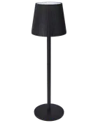 Sort gulvlampe med plisseret, konisk skærm, slank midterstamme og rund fod.