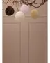 Sæt med fire bløde kugleornamenter i kunstpels: brun, creme, lyserød og beige, hver med snor til ophæng, perfekte til dekoration på træer eller i hjemmet.