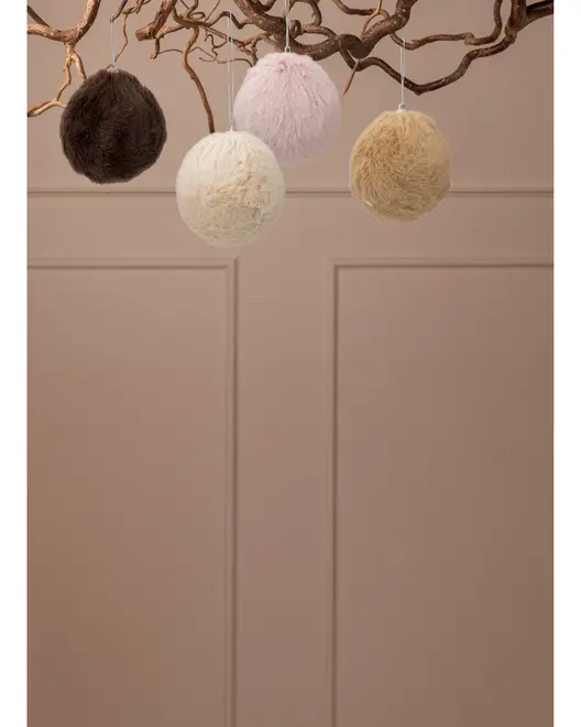 Sæt med fire bløde kugleornamenter i kunstpels: brun, creme, lyserød og beige, hver med snor til ophæng, perfekte til dekoration på træer eller i hjemmet.