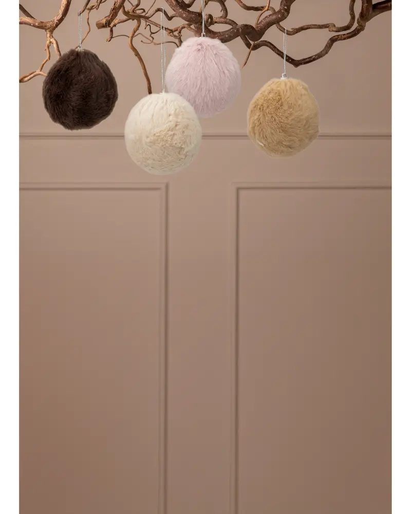 Fyra fluffiga bollar av fuskpäls i brunt, kräm, rosa och beige, med snöre för upphängning, perfekta som dekoration på träd eller i hemmet.