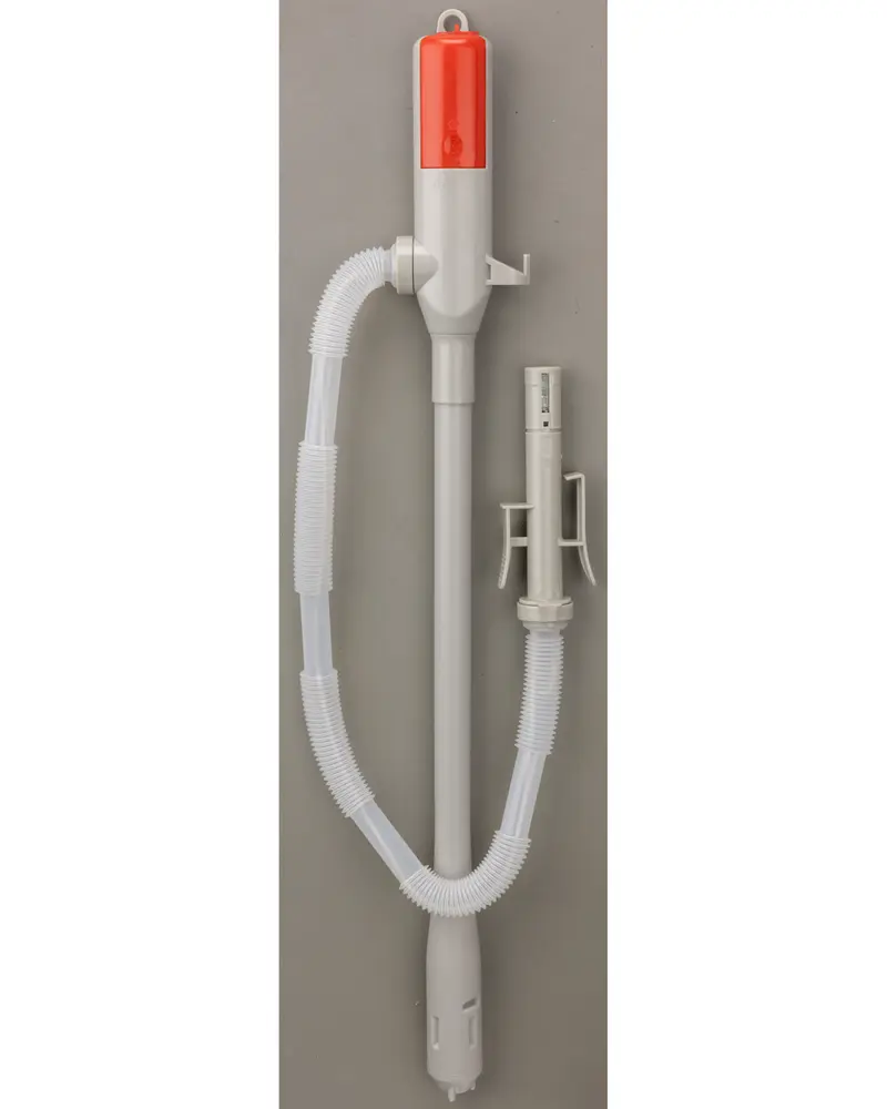 Elektrisk vätskepump med långt rör, flexibel slang och röd topp. För enkel dosering av vätska från behållare. Inkluderar munstycke med handtag.