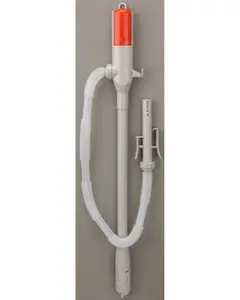 Elektrisk vätskepump med långt rör, flexibel slang och röd topp. För enkel dosering av vätska från behållare. Inkluderar munstycke med handtag.