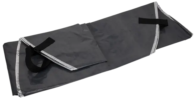 Rektangulær sort brandsikker dokumentpose med sølvkanter, to sorte bærehåndtag og foldelåg med velcrolukning til sikker opbevaring af vigtige papirer eller værdigenstande.