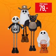 Halloween plysdyr: skelet, cowboyspøgelse, flagermus og spøgelse med græskarspand, alle med lange ben på orange baggrund med spindelvæv.