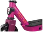 Nærbillede af pink løbehjulsstel med 'XLR 90' i orange tekst, sort gummibelagt fodplade og del af forhjul. Robust metal, moderne design.