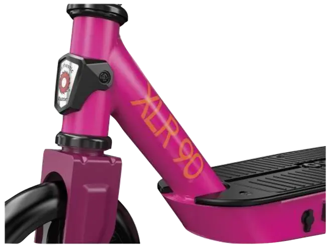 Nærbillede af pink løbehjulsstel med 'XLR 90' i orange tekst, sort gummibelagt fodplade og del af forhjul. Robust metal, moderne design.