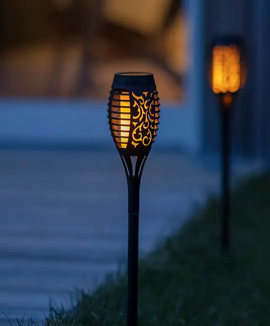 Utomhus solcellsträdgårdsfackla med svart dekorativ metallkåpa, varm bärnstensfärgad LED-glöd, markspett för installation, väderbeständig design, perfekt för gångväg eller trädgårdsbelysning.