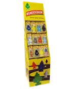 Display med forskellige Wunder-Baum bildufte i træformede designs og farver, individuelt pakket, velegnet til ophængning i bilen for frisk duft.