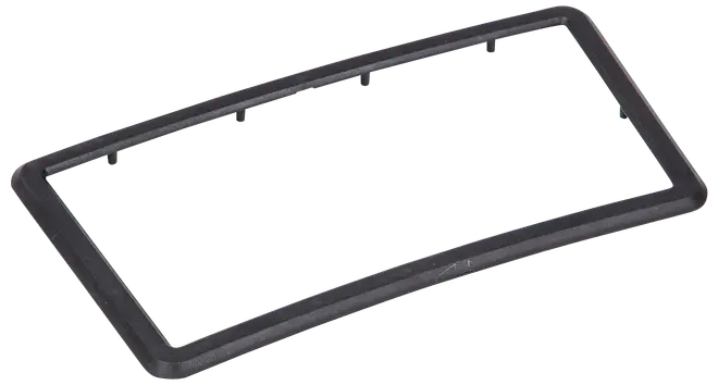 Sort plastik nummerpladeramme, rektangulær med afrundede hjørner, passer til standard bilnummerplader. Let og holdbar, egnet til montering foran eller bagpå bilen.