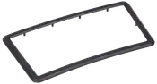 Sort plastik nummerpladeramme, rektangulær med afrundede hjørner, passer til standard bilnummerplader. Let og holdbar, egnet til montering foran eller bagpå bilen.