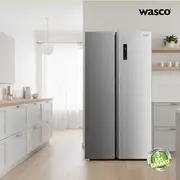 Vinkøleskab med glasdør indbygget under køkkenbord.