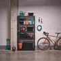 Svart plastförvaringshylla med fem plan, förvaringslådor, trädgårdsredskap, krukor och sportutrustning. Perfekt för garage eller förråd, stabil och lättmonterad.