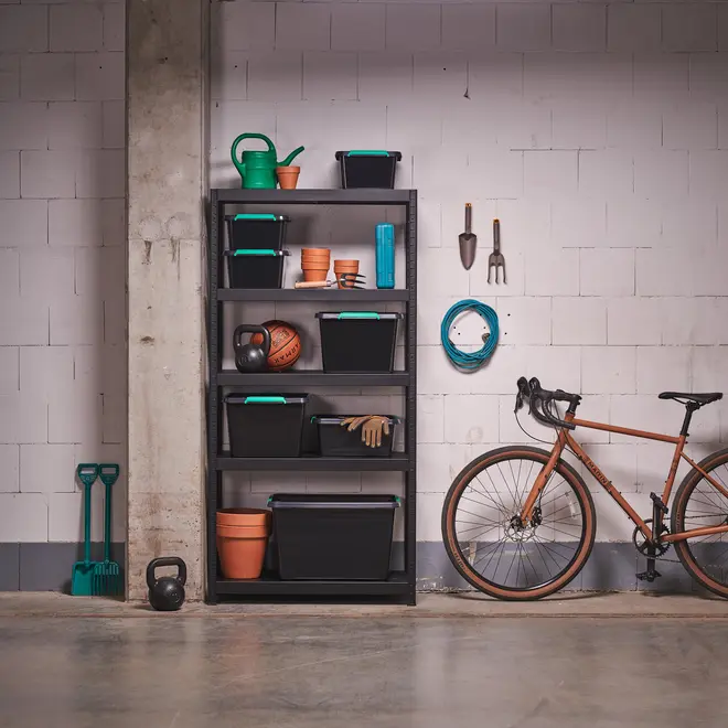 Svart plastförvaringshylla med fem plan, förvaringslådor, trädgårdsredskap, krukor och sportutrustning. Perfekt för garage eller förråd, stabil och lättmonterad.