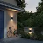 Moderne udendørs væglampe, sort firkantet design, lyser opad og nedad, monteret på ydervæg, ideel til have eller indgang, vejrbestandig, energieffektiv LED.
